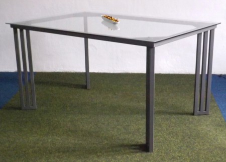 Jídelní stůl -konstrukce je vyrobenaz dutého materiálu 30x30x2